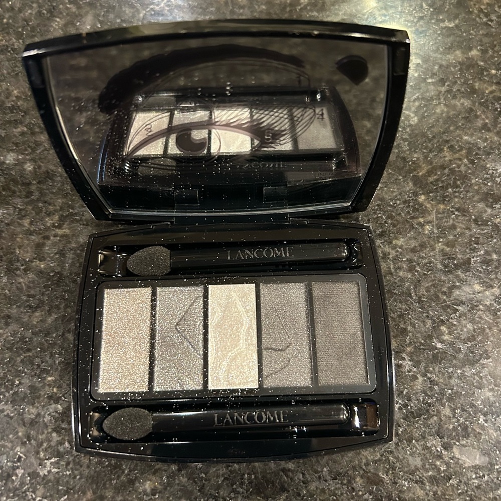 Lancome “smoky chic” 5 shadow palette.  Beautiful gray colors.